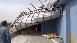 Fırtına Kahramanmaraş'ta bir evin çatısını uçurdu